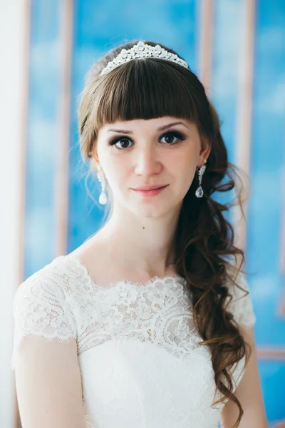 Porträt einer jungen glücklichen Braut im Atelier — Stockfoto