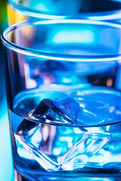 Two glasses of vodka with ice closeup — Stock Photo, Image