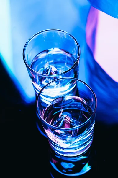 Beber copos com gelo close-up em um fundo escuro — Fotografia de Stock