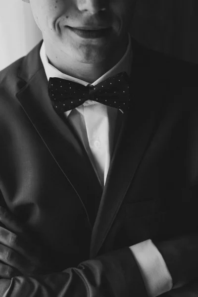 Black and white photo of a young bride stands on the background window — Stock Photo, Image