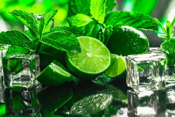 Menthe verte fraîche et glaçon citron vert en gros plan sur un fond sombre — Photo