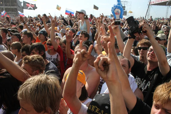 Samara 12.06.2010: festival viele leute ziehen die hände hoch — Stockfoto