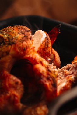 Altın kahverengi kıyılmış closeup ile taze pişmiş tavuk