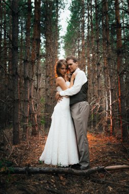 dramatik resim gelin ve damat yaprakları orman arka arka plan üzerinde