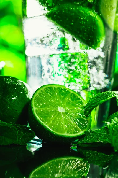 Bir bardak limonlu mojito ve arka planda naneli buzlu dondurma. — Stok fotoğraf