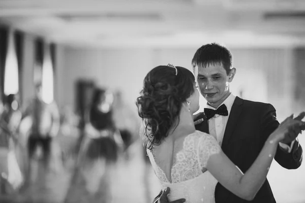 Black and white photo first dance the bride  groom in the smoke — Stock Photo, Image