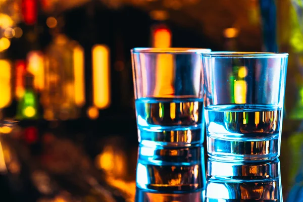 Питьевые очки крупным планом на темном фоне — стоковое фото