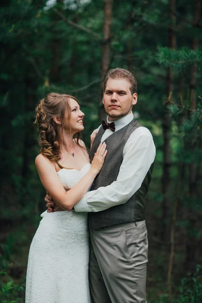新娘和新郎在森林的背景下拥抱 — 图库照片
