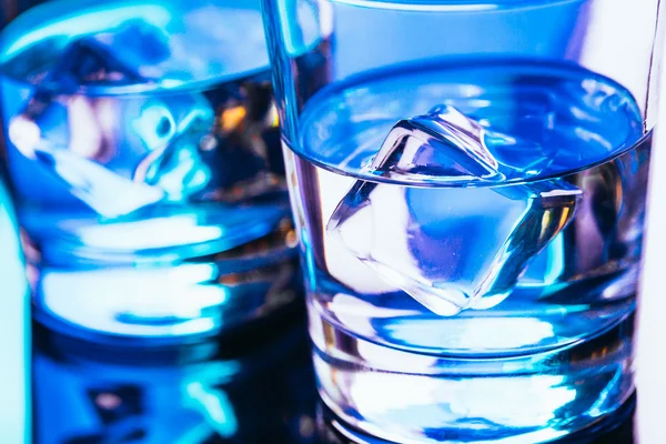 Two glasses of vodka with ice closeup — Stock Photo, Image