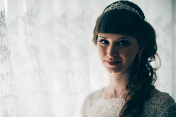 Πορτρέτο μιας νεαρής νύφης χαμογελαστός και στέκεται κοντά σε παράθυρο — Φωτογραφία Αρχείου