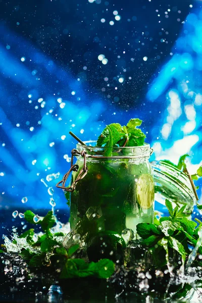 Bank mojito with lime and mint ice cube falling splash — Stock Photo, Image
