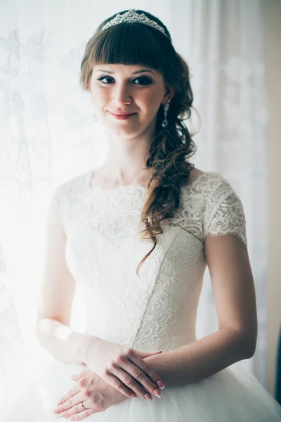 Porträt einer jungen Braut, die am Fenster steht — Stockfoto