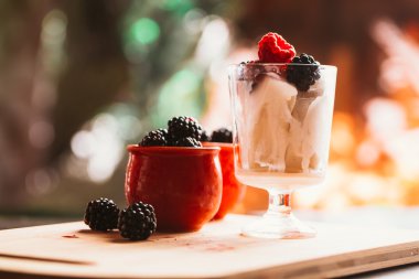 BlackBerry dondurma Kupası ve ahşap Komiteler bulanık yeşil zemin üzerine cam