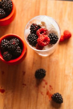 BlackBerry dondurma Kupası ve ahşap Komiteler bulanık yeşil zemin üzerine cam