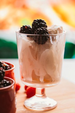 BlackBerry dondurma Kupası ve ahşap Komiteler bulanık yeşil zemin üzerine cam