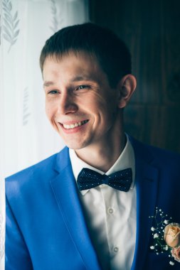 Genç damat bir pencere arka plan üzerinde duruyor