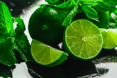 Taze yeşil nane ve limon yakın çekim karanlık bir arka plan