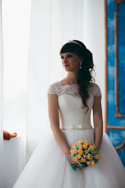 Retrato de una joven novia feliz en el estudio — Foto de Stock