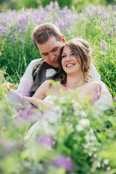 Portrait de la mariée et du marié reposant sur un fond de lavande — Photo