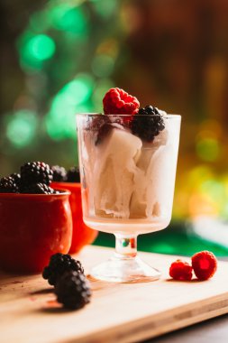 BlackBerry dondurma Kupası ve ahşap Komiteler bulanık yeşil zemin üzerine cam