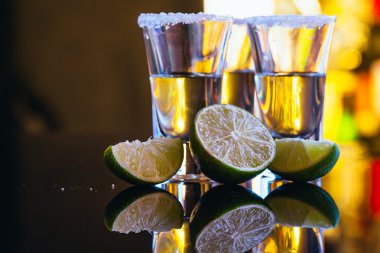 yığın tekila tuz ile yakın çekim üzerinde arka plan bulanık