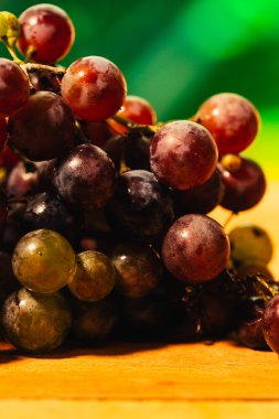 Meyveler olgun kırmızı üzüm şube yakın çekim üzerinde arka plan bulanık