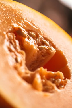 Olgun kavun yarısı üzerinde arka plan bulanık yakın çekim