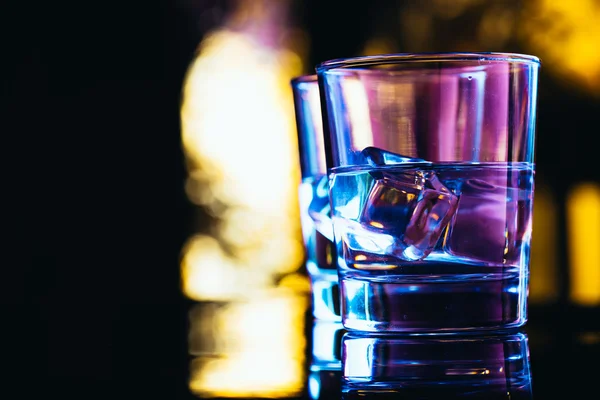 Two glasses of vodka with ice closeup — Stock Photo, Image