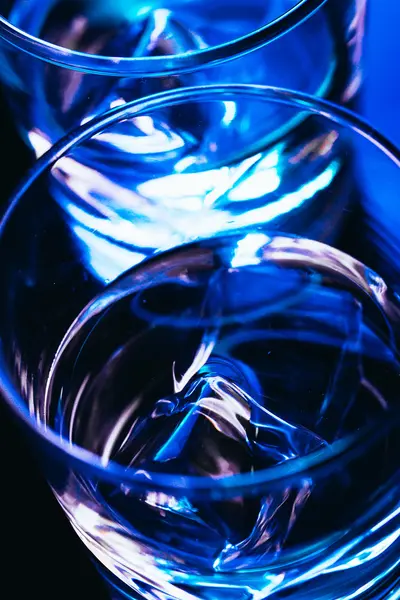 Twee glazen wodka met ijs closeup — Stockfoto