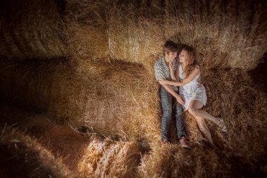 Genç çocuk ve gil lyingyoung çocuk ve saman yalan gyrl. Güzel çift açık yaz portresi. saman. Güzel çift açık yaz portresi.