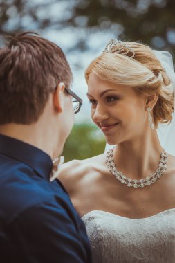 güzel genç gelin ve damat bir parkta