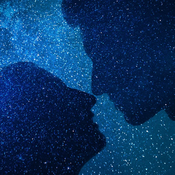 Ungt par silhouette kramas och tittar på varandra utomhus på natten stjärnor i bakgrunden — Stockfoto