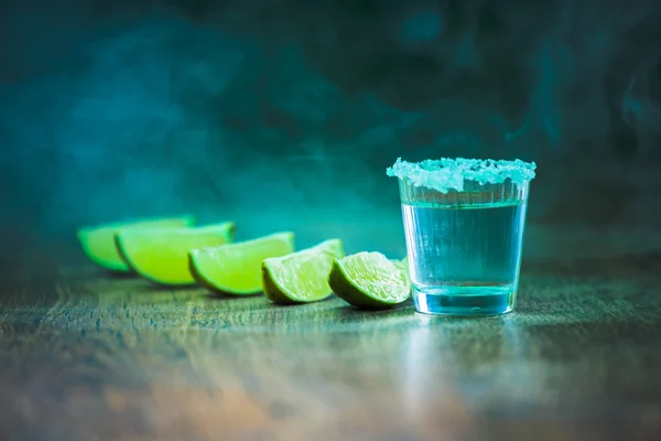 Tequila v panácích s limetkou a sůl — Stock fotografie