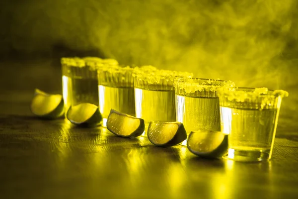 Tequila in shot glazen met limoen en zout — Stockfoto
