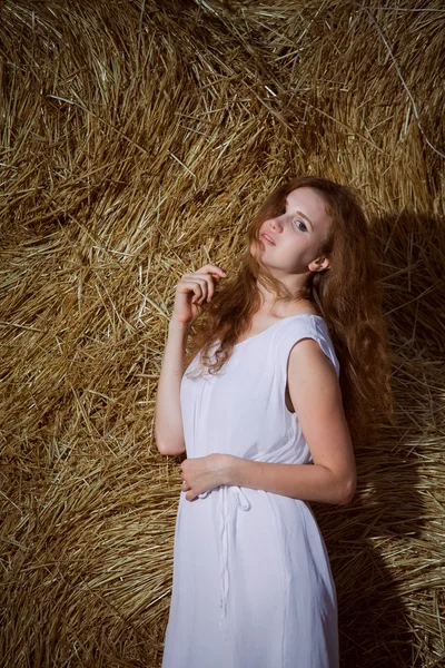 Romantic young woman posing outdoor. — Stock Photo, Image