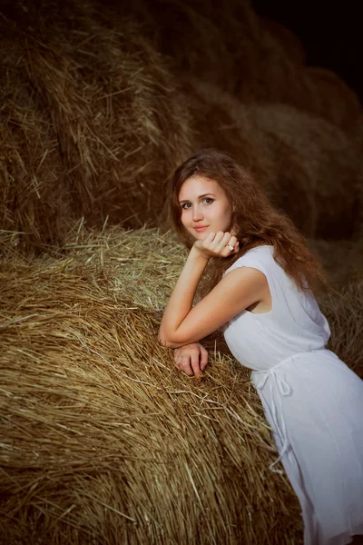 Romantic young woman posing outdoor. — Stock Photo, Image