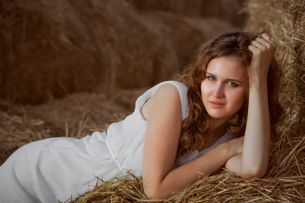 Romantische junge Frau posiert im Freien. — Stockfoto