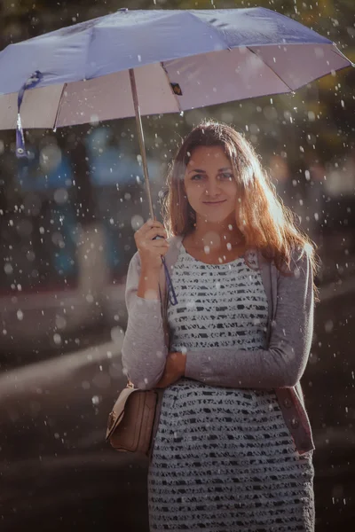 Giovane donna di moda con ombrello. Immagine filtrata con pioggia sfocata — Foto Stock