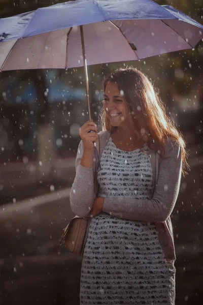 Giovane donna di moda con ombrello. Immagine filtrata con pioggia sfocata — Foto Stock