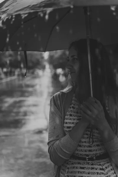 Mujer de moda joven con paraguas en la mañana brumosa otoño — Foto de Stock