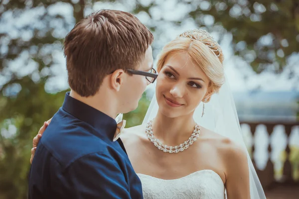 Beautiful young  bride and groom in a park — Stock Photo, Image