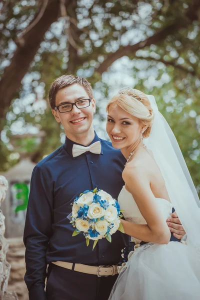 Schöne junge Braut und Bräutigam im Park — Stockfoto