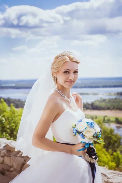 Giovane sposa in abito da sposa bianco — Foto Stock