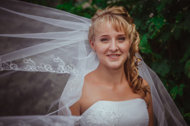 Gülümseyen güzel bir gelinin portresi