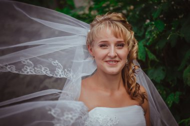 Gülümseyen güzel bir gelinin portresi