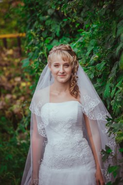 Gülümseyen güzel bir gelinin portresi