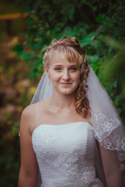 Gülümseyen güzel bir gelinin portresi