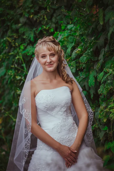 Retrato de uma bela noiva sorridente — Fotografia de Stock