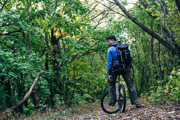 Ormandaki Bisiklet adamla — Stok fotoğraf