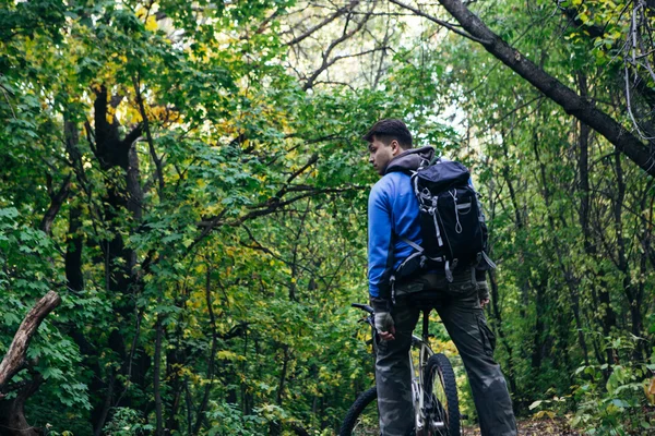 Man with bike in forest — Stock Photo, Image